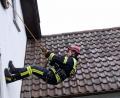 Bild: Georg Schmid/exb
Sicher an der Hauswand entlang: Auch solche Übungen hatten die Teilnehmer beim Kurs "Absturzsicherung" zu absolvieren.