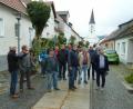 Archivbild: Portner
Der Stadtrat unternahm im Sommer 2020 einen Rundgang durch Schönsee. Mit dabei waren Sebastian Bezold von der Regierung der Oberpfalz (rechts) und Korbinian Kroiß (Büro Nonconform, Zweiter von links).