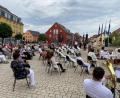 Bild: Rosenberg/exb
Rund 220 Besucher kamen zum Mutter-Anna-Gottesdienst auf den Marktplatz.