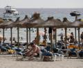 Symbolbild: Clara Margais/dpa
Touristen am Strand von Paguera. Spanien und die Niederlande sind seit Mitternacht als Corona-Hochinzidenzgebiete eingestuft.