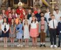Bild: frd
Im ersten Festgottesdienst am Samstag segnete Weihbischof Josef Graf (hinten, Mitte) die Firmlinge aus der fünften Klasse. Als Konzelebranten waren Stadtpfarrer Alfons Kaufmann und Kaplan Florian Fronhöfer dabei.