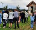Bild: Erich Stauber/exb
Die Dorfgemeinschaft Steiningloh feiert einen Kirwagottesdienst.
