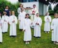 Bild: R. Kreuzer 
Die Kommunionkinder aus Mantel und Neunkirchen im Pfarrgarten mit den Katechetinnen Anna Wolf, Anja Fröhlich und Veronika Tafelmeier sowie Pfarrer Thomas Kohlhepp (hinten, von links).