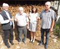 Bild: ibj
Dem Jubilar Anton Platzer (Zweiter von links) gratulieren Pfarrer Hans Peter Heinl (links), Seniorenkreismitarbeiter Erich Freisinger (rechts) und Dritte Bürgermeisterin Evi Höllerer.