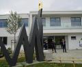 Bild: Eger
Künstler Erwin Otte (Mitte) beschrieb seine Skulptur „Dynamik“. Kewog-Geschäftsführer Bernd Büsching (links) und Landrat Roland Grillmeier enthüllten das Goldene Haus an der Spitze des Kunstwerks.