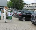 Bild: jzk
Nach dem ersten Sonntagsgottesdienst segnete Stadtpfarrer Thomas Kraus die Fahrzeuge auf dem Schulplatz der Grund- und Mittelschule.
