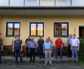 Bild: Michael Kiener/exb
Die neue gewählte Vorstandschaft des Kleintierzuchtvereins Unterauerbach mit Martin Scheuerer (Dritter von rechts) an der Spitze zusammen mit Bürgermeister Franz Grabinger (rechts).