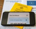 Symbolbild: Stefan Puchner
Ein Impfzertifikat auf Papier, ein Impfpass und ein digitaler Nachweis: Wegen einer Sicherheitspanne können Apotheken aktuell keine Zertifikate ausstellen.