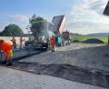Bild: lgc
Zwischen Bauhofhalle (rechts) und Schüttgutlager (links) wurde eine Asphaltdecke aufgebracht.