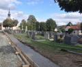 Bild: ws
Die alte Friedhofsmauer in Bärnau wurde entfernt. Auf den Fundamenten wird eine Bruchsteinmauer errichtet. Das genaue Aussehen wird auch das Denkmalamt mit bestimmen: Die Stadt plant, die Arbeiten über den Winter durchführen zu lassen.
