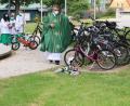 Bild: njn
Im Anschluss an den Gottesdienst segnete Pfarrer Martin Besold die Fahrräder, die um den Brunnen aufgestellt waren, sowie die Fahrzeuge auf dem Festplatz.