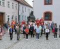 Bild: Foto Hummer/exb
In zwei Gottesdiensten wurden die insgesamt 61 Jugendlichen in der Stadtpfarrkirche Tirschenreuth gefirmt. Im Bild: Die Firmlinge aus Tirschenreuth und Mähring mit Stadtpfarrer Georg Flierl, Pfarrer Armin Maierhofer, Kaplan Daniel Fenk, Weihbischof Dr. Josef Graf (hinten links) und den Gemeindereferentinnen Doris Mehler, Sabine Schiml.
