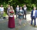 Bild: pad
Die Besten der Zehnten Klassen (von rechts): Rektor Peter Danninger, Lehrer Armin Küst, Eilika Oseloff (Klasse M10.2/1,33), Konrektor Harald Röbl, Veronika Lösl (M10.1/1,44), Bürgermeisterin Brigitte Bachmann, Bürgermeister Peter Achatzi, Christina Hubner (M10.1/1,44), Lehrer Marius Glombitza.