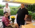 Bild: hka
Rosen für Barbara Kurz und den Pflegepreis der Bayerischen MS-Stiftung für Andreas Hager hat Christiane Heigl (Mitte) mitgebracht.