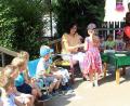 Bild: sck
Rosmarie Renner, Kinderpflegerin im Kindergarten Königstein, verabschiedet sich von den Kindern und nimmt Geschenke entgegen.