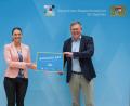 Bild: Pressestelle Digitalministerium Bayern
Digitalministerin Judith Gerlach und der Amberger Oberbürgermeister Michael Cerny bei der Verleihung des Siegels "Digitales Amt" in München.