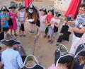 Bild: fks
Nach einer langen und aufregenden Schatzsuche fanden die Piratenvorschulkinder einen Schatz im Sandkasten, der gerecht untereinander aufgeteilt wird.
