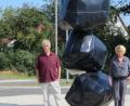 Bild: aks
Ein neuer Blickfang für Amberg: Hanna Regina Uber und Robert Diem stellen ihre Skulptur "connected" vor..