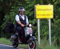 Bild: jma
Markus Mayer aus dem Allgäu machte auf seiner Tour Halt in Schwarzenbach: Viele Kilometer hat der Allgäuer schon in Europa zurückgelegt. Nun kam er der Vespa-Gentleman auch in die Oberpfalz.
