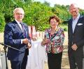 Bild: Metropolregion/exb
Altoberbürgermeisterin Birgit Seelbinder erhielt den Award der Metropolregion Nürnberg. Das Foto zeigt sie mit den beiden Vorsitzenden Johann Kalb (links) und Klaus Wübbenhorst.