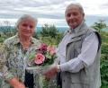 Bild: wro
Franziska Vogl aus Kösching ist mit ihren 90 Jahren das älteste Mitglied des Fuchsmühler Holzrechtler-Stammtisches. Zum runden Geburtstag gratulierte Stammtisch-Chef Heinrich Schärl (rechts).