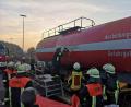 Bild: mde
Aus einem Kesselwaggon läuft Flüssigkeit aus. Im Ernstfall müssen die Kräfte natürlich unter Chemikalienschutzanzügen vorgehen. Hier wurde das Abdichten mit den Gerätschaften der Feuerwehren aus dem Landkreis Trischenreuth am "Ausbildungszug Gefahrgut" der DB Netz AG am Bahnhof in Schirnding trainiert.