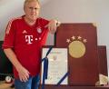 Bild: Völkl
Alois Mellers ganzer stolz: Die FC-Bayern-Chronik, die es weltweit nur 4111 Mal gibt.