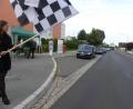Bild: rn
Die Jahnstraße in Eschenbach wurde zur Startstrecke für einen neuen Lebensabschnitt. Flaggensignale gaben den Weg für die Abschlussschüler frei.