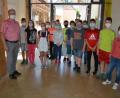 Bild: jr
Bürgermeister Max Bindl (links) hieß die Kinder der vierten Klasse im Eingangsbereich des Informations- und Begegnungszentrum willkommen. Gerne zeigte er ihnen die Räumlichkeiten, mit der die Marktgemeinde sich künftig optimal präsentieren wird