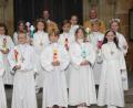 Bild: ads
In zwei Gruppen feierten 25 Kinder in der Basilika St. Martin mit Stadtpfarrer Thomas Helm (hinten links) und Diakon Richard Sellmeyer (hinten rechts) ihre Erstkommunion. Im Bild Gruppe 1.
