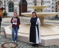 Bild: flt
Konrektorin Sr. M. Raphaela und Schülersprecherin Veronika Zintl bedankten sich bei Eva-Marie Grabis für ihr Kunstwerk und übergaben ihr ein kleines Präsent dafür. Das Bild unter dem Motto "Gemeinsam sind wir stärker" wird den neuen Schulplaner zieren.