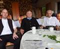 Bild: bö
Sebastian Dieling (Mitte) aus Hohenburg feiert 90. Geburtstag. Dazu gratulieren auch sein Bruder Konrad Dieling (rechts) und Pfarrer Hans-Jürgen Zeitler (links).