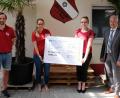 Bild: do
Nach der erfolgreichen Crowdfunding-Aktion mit einem Spendenaufkommen von insgesamt 5.175 Euro strahlen FC-Vorstand Tobias Hösl, Vorstandsmitglied Kathrin Bauer, Raiffeisenbank-Geschäftsstellenleiterin Franziska Hero und Regionalmarktleiter Stefan Schedl (von links) bei der Übergabe des symbolischen Spendenschecks um die Wette