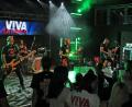 Bild: Dobmeier
Die „V!VA“-Fans waren begeistert nah an ihren Idolen, reisten auch von weit her an und genossen den Sound beim Konzert im „Monkeys“.