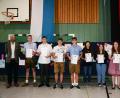 Bild: bey
Klasslehrer Andreas Würfl (links) und Schulleiterin Konrektorin Christa Walbrunn (rechts) freuen sich über die sieben Entlassschüler, die ihrem Zeugnis eine Eins vor dem Komma haben.