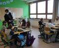 Archivbild: wel
Masken waren zuletzt Alltag in Schule, nach langen Phasen des Distanz- oder Wechselunterrichts. Um Lerndefizite bei Schülern aufzufangen, soll das Programm "Gemeinsam Brücken bauen" helfen.