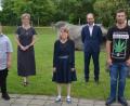 Bild: jr
Die Schüler (vorne von links) Simon Wettinger, Vanessa Meier und Lukas Später zusammen mit den Lehrkräften (von links) Schulleiter Klaus Jahn, Sabine Heß, Florian Seidl und Klassenleiterin Stefanie Hetz.