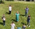Bild: Gomez Islinger/exb
Die Auszeichnung der Lobkowitz-Realschule als Verbraucherschule ist gesichert. Die Schüler der 7. Jahrgangsstufe, die Schulleiterin Irene Sebald und die betreuenden Lehrkräfte Ulrike Niemetz und Alex Gröger, waren auch am Erfolg beteiligt.
