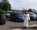 Bild: twg
Pfarrer Paul Ezenwa segnete die Fahrzeuge in Pullenreuth, begleitet von Ministrantin Anna Bayerl.