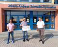 Bild: Wolfgang Malzer/exb 
Dr. Josef Ziegler (Mitte) freute sich über die unerwartete Spende des Nabburger Gymnasiums und sprach Schulleiter Christian Schwab (rechts), Organisator Wolfgang Malzer (links) sowie der gesamten Schulfamilie seinen Dank aus.