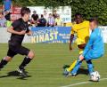 Bild: heh
Lamin Fatty (gelbes Trikot) schießt zum 1:0 für den SV Poppenreuth ein, die Tirschenreuther Tobias Siegert und Torwart Leo Denk sind machtlos. Aus: SV Poppenreuth - FC Tirschenreuth 2:1.