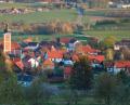 Bild: Stefan Ebenschwanger /exb
Ein Blick auf den Ortskern von Dieterskirchen und das angrenzende Umland. Die Gemeinde hat sich um das Gütesiegel "Heimatdorf" beworben.