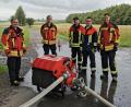 Bild: mde
Löschwasser fördern, die Pumpe bedienen: Beim Lehrgang "Maschinist für Tragkraftspritzen und Löschfahrzeuge" bildeten sich 20 Feuerwehrkräfte aus dem Landkreis Tirschenreuth fort. Kreisbrandmeister Florian Braunreuther (links) bildete die Truppe mit aus.