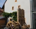 Bild: frd
Als "Aufwertung für das Stadtbild" wird der neugestaltete Giebel des Massivstadels im Mühlweg (helle Fassade) gewertet. Er schaffe einen reizvollen Kontrast zum Neubau des Stadtarchivs (Glasfassade rechts).