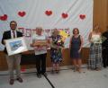 Bild: du
Mit vielen Geschenken und guten Wünschen wurde Schulleiterin Renate Weiß an der Grundschule Schirmitz feierlich verabschiedet. Von links: Bürgermeister Ernst Lenk, Peter und Renate Weiß, Schulrätin Margit Walter, stellvertretende Schulleiterin Katrin Schmidt, Pfarrer Thomas Stohldreier und Elternbeiratsvorsitzende Ariane Heigl.