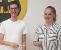 Bild: sak
Den Dirigentenstab übergibt Irene Meiler an den neuen Leiter des Jugendorchesters der Werkvolkkapelle Schlicht, Lukas Schöpf.