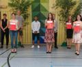 Bild: rhi
Schulverbandsvorsitzender Martin Birner, Rektorin Irene Träxler und Elternbeiratsvorsitzende Maria Rabe (von rechts) ehrten gemeinsam mit den Lehrkräften Daniel Siml, Bettina Lamecker und Lucia Schmid (hinten, von links) die besten Absolventen der Mittelschule Neunburg.