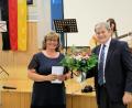 Bild: akp
Rektor Werner Winderl dankte der scheidenden Elternbeiratsvorsitzenden für ihr sechsjähriges Engagement zum Wohle der Doktor-Eisenbarth-Mittelschule Oberviechtach.