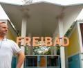 Bild: Leonine
Milan Peschel, der im Film Schwimmmeister Karl mimt, ist es ein Anliegen, am 11. September bei der Filmvorführung im Pleysteiner Freibad mit dabei zu sein.