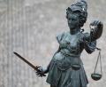 Symbolbild: Arne Dedert/dpa
Eine Statue der Justitia hält eine Waage und ein Schwert in der Hand.